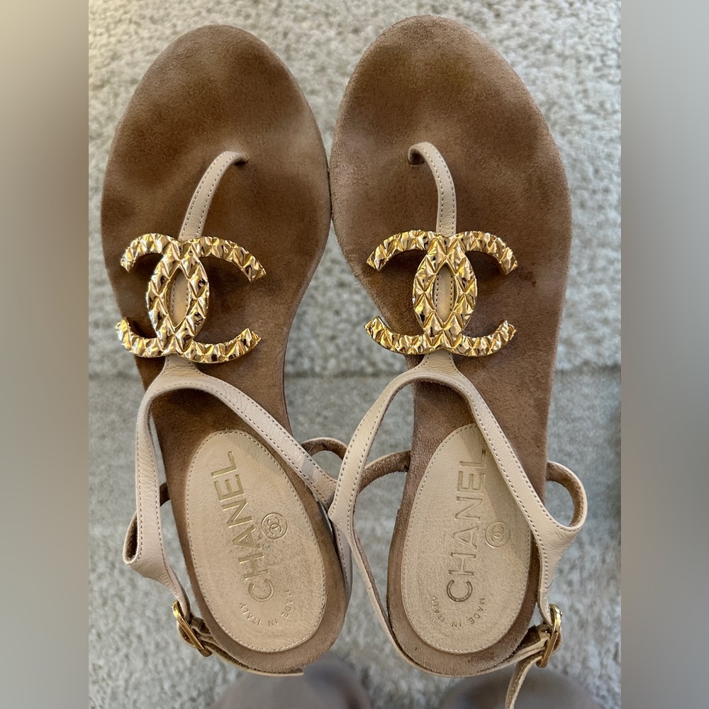 Women’s Chanel leather and cold flats / sandals